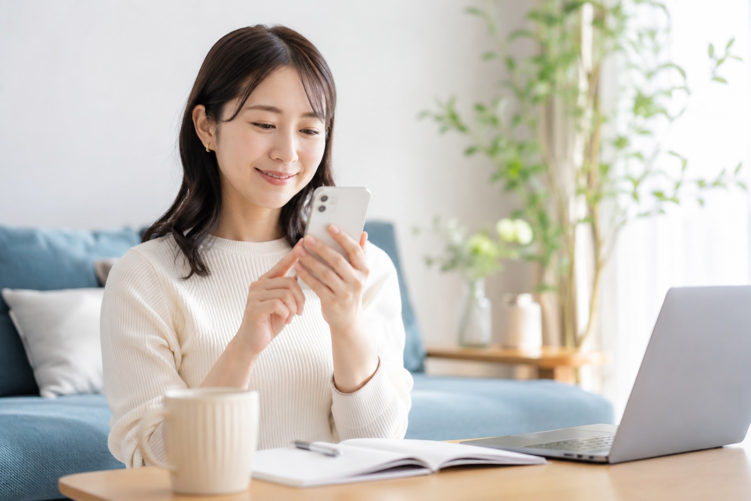 スマートフォンでホームページ制作の相談をしようとしている女性