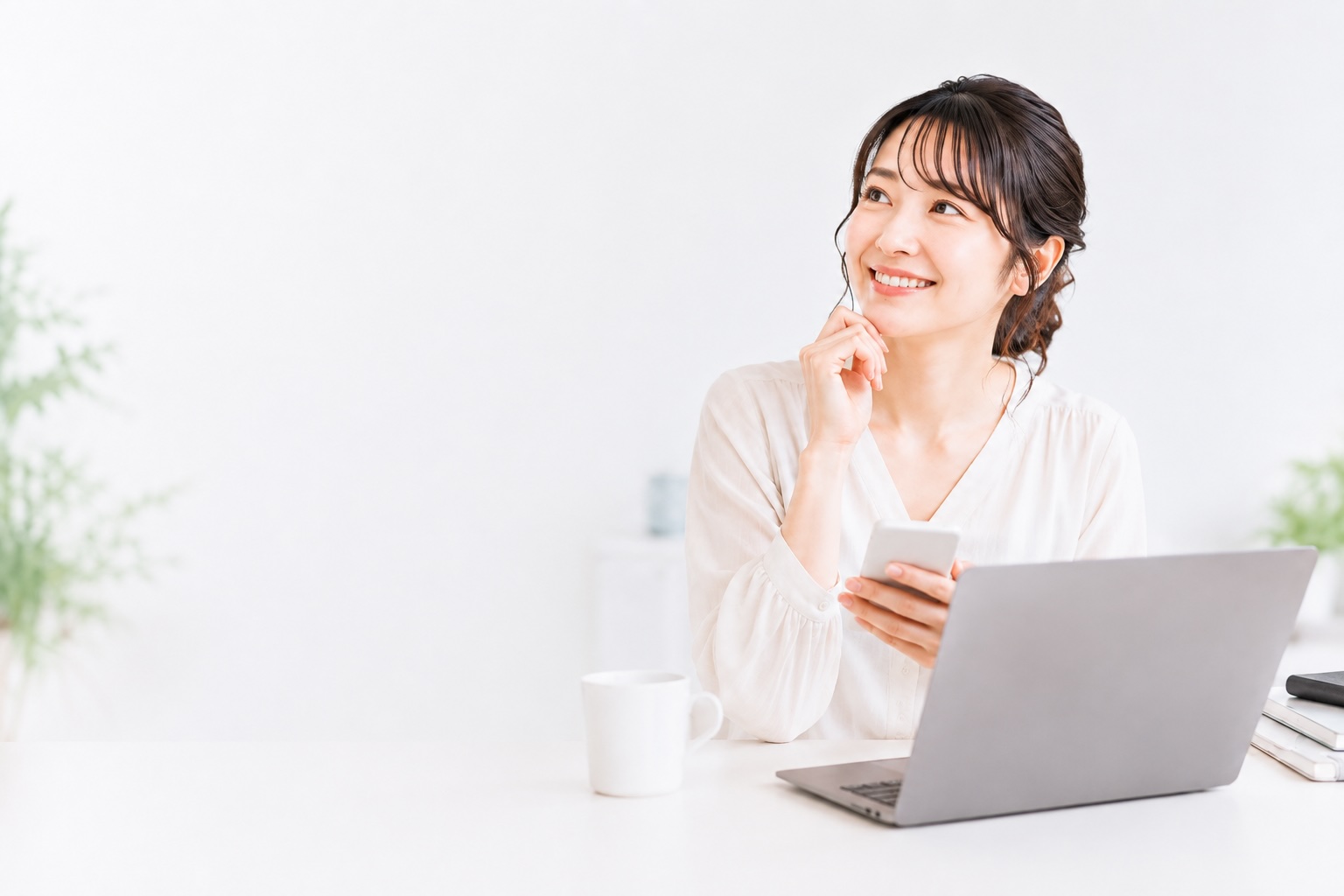 ホームページ制作の相談を前向きに検討している女性のイメージ
