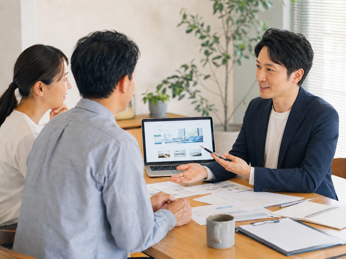 制作担当者と相談しながら、ホームページに必要な情報を少しずつ整理する中小企業の担当者たち