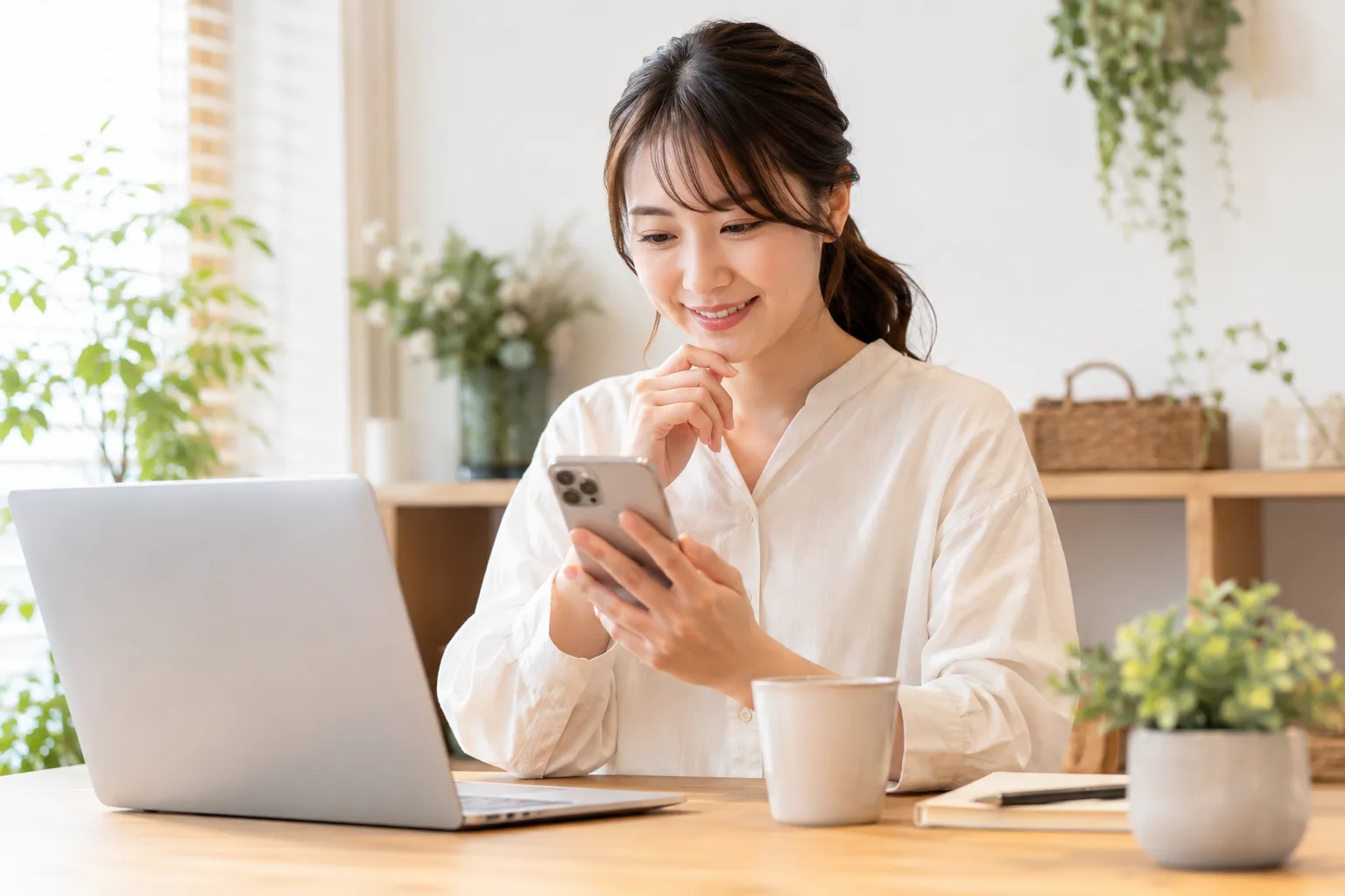 お問い合わせフォームの送信状況を確認する様子