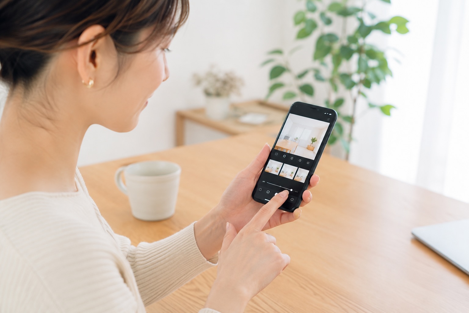 スマートフォンで被写体の明るさや向きがおかしくないか確認している女性のイメージ